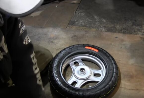 Видео: Быстрый демонтаж и монтаж шины в гараже