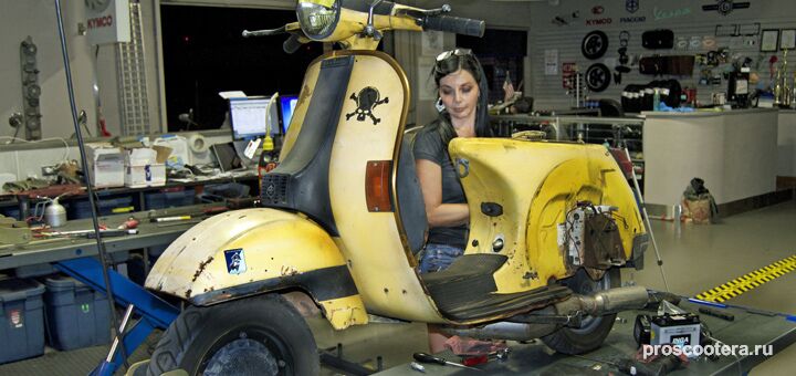 фото девушки ремонтирующей скутер
